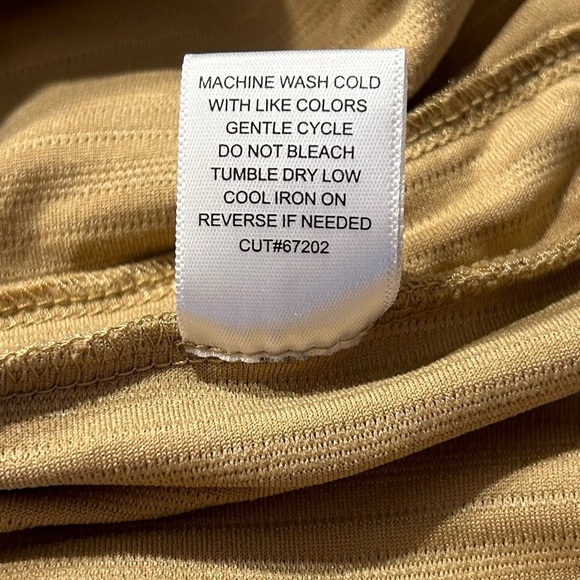 Pretty, unbranded shirt with stretchy fabric which requires no maintenance. - Picture 6 of 8